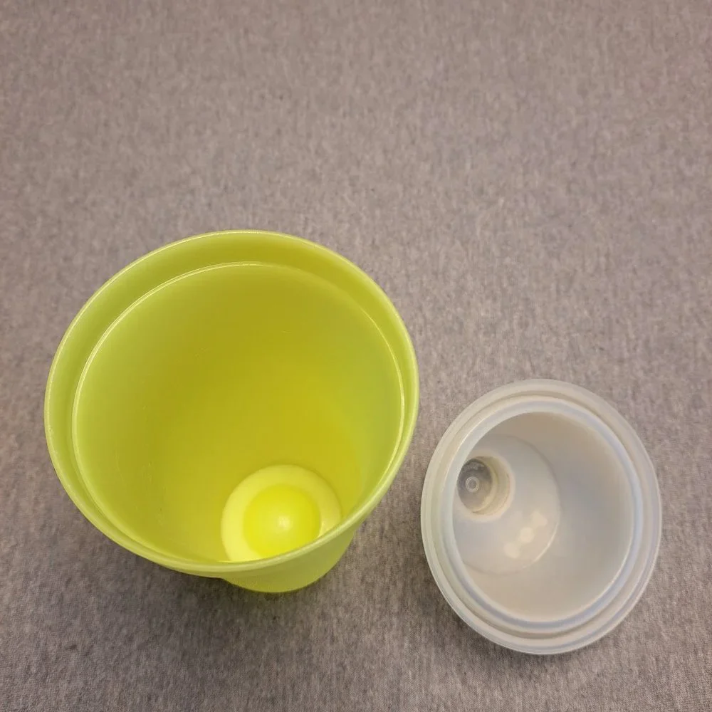 TUPPERWARE QUICK SHAKE CONTAINER YELLOW 844-15 CLASSIC WHITE LID 564-4 VINTAGE
